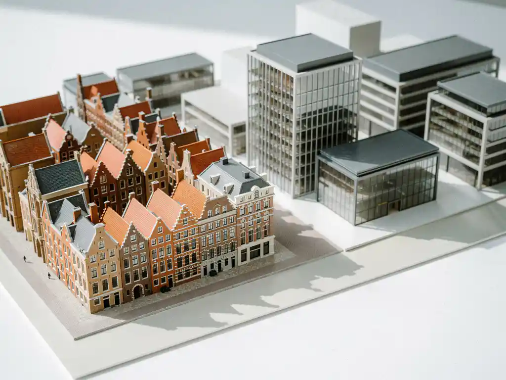 Schaalmodel van Utrechts historisch grachtenkwartier met moderne kantoorgebouwen, warme terracotta tinten en natuurlijk daglicht.